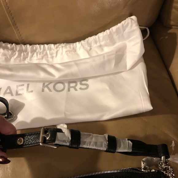 Michael Kors large feed bag with grommet detail - Picture 2 of 3